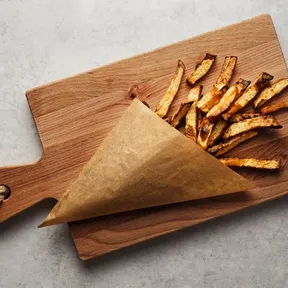Foto van een patatzakje met knolselderij frietjes uit de airfryer