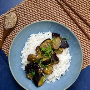 Foto van een bord met aubergine-miso roerbak en rijst