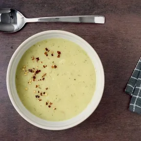 Foto van een kom bleekselderijsoep