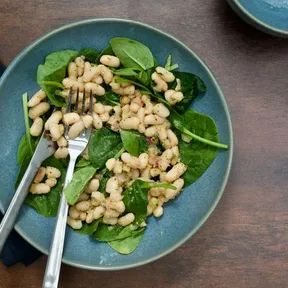 Foto van bonensalade met spinazie en mosterddressing