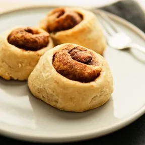 Foto van zelfgemaakte plantaardige kaneelbroodjes op een bordje
