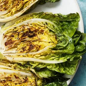 Foto van gegrilde baby romaine sla op een bord