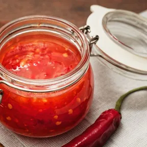 Foto van een potje met homemade sweet chilisaus