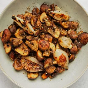 Foto van een bord met in de oven gebakken kastanjechampignons met kastanjes, sjalotten en za'atar