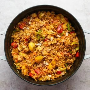 Foto van een pan met vegan nasi