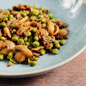 Foto van mutter masala met champignons op een blauw bord