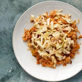 Foto van nasi goreng met groene kool op een wit bord