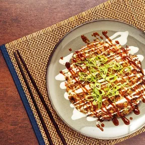 Foto van vegan Okonomiyaki met spitskool