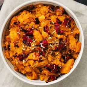 Foto van een schaal met grove pompoenpuree van geroosterde pompoen uit Ottolenghi's Flavour