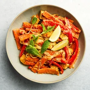 Meera Sodha's Pad Thai met pindasaus