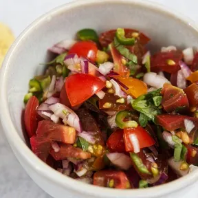 Schaaltje met salsa (Pico de Gallo)