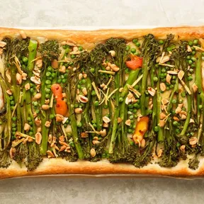 Foto van een plaattaart met bimi, doperwtjes en pinda's