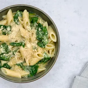 Kom penne met spinazie en plantaardige roomsaus