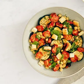 Vegan salade met kikkererwten en gegrilde groenten op een bord