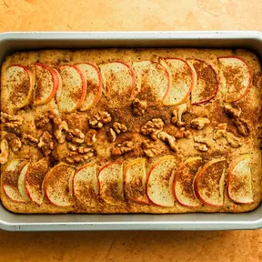 Foto van plantaardige cake op basis van appelmoes met stukjes walnoot