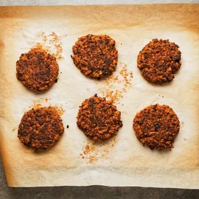 Foto van 6 gebakken vegaburgers van soja brokken en kidneybonen